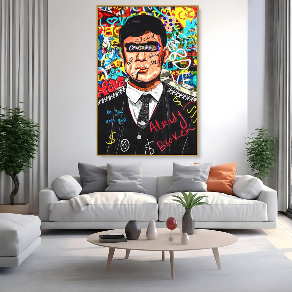 Tablou canvas cu tablou canvas cu personaj tip tommy shelby, in rama de aluminiu auriu, pe perete intr-un living